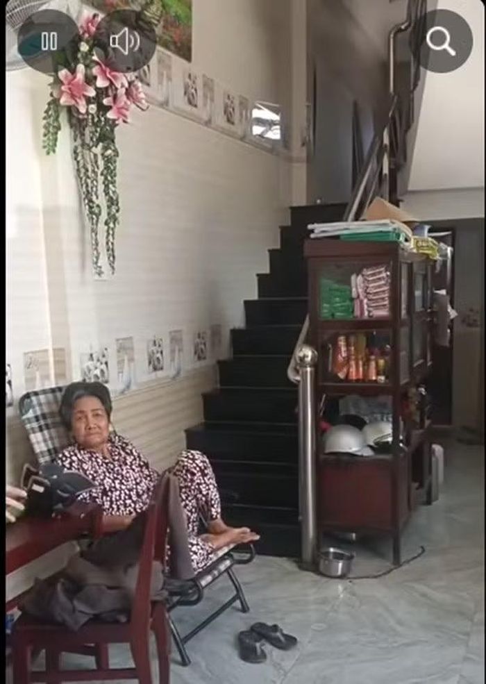 Ngôi nhà gồm một trệt, một lầu, có 1 phòng khách, 2 phòng ngủ, 2 nhà vệ sinh. Ảnh chụp màn hình