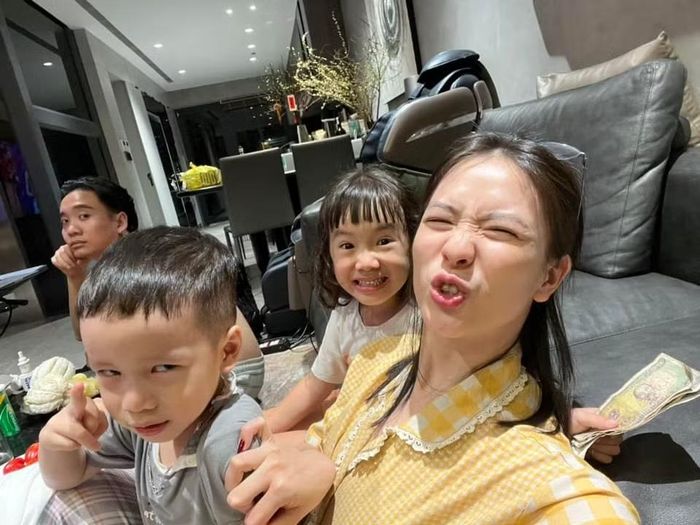 Em trai Mino cũng không kém phần dễ thương, thường xuyên “đốn tim” cộng đồng mạng qua những khoảnh khắc đời thường. Tổ ấm của Trâm Anh và JustaTee vì thế càng thêm trọn vẹn, nhận được nhiều sự yêu mến từ công chúng.
