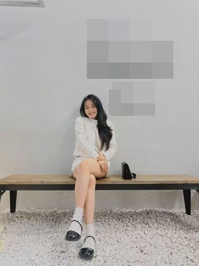 Bên cạnh đó, những bộ trang phục tông trắng kem phối cùng áo khoác tweed giúp cô tôn làn da và thể hiện gu thẩm mỹ tinh tế.