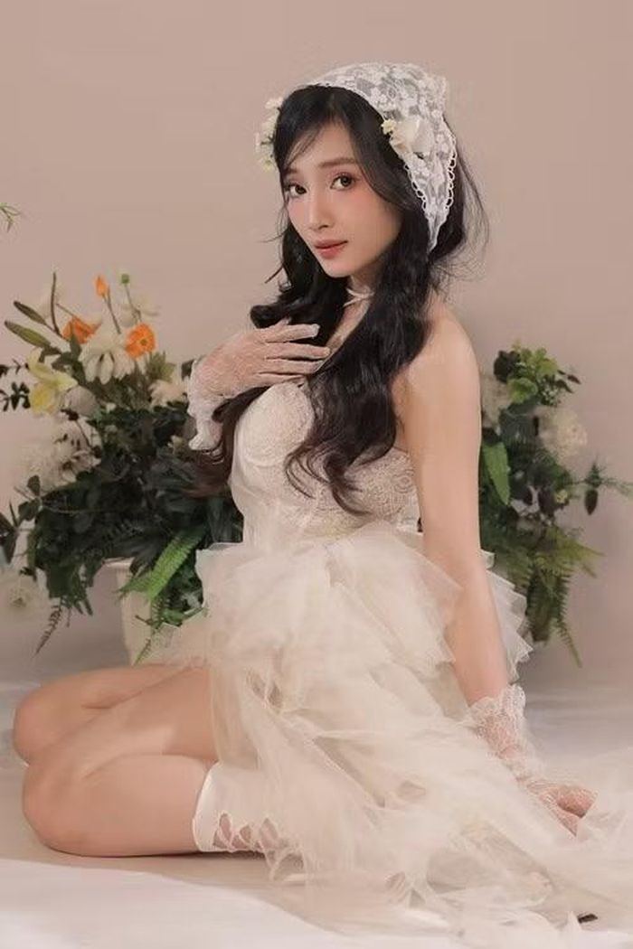 Khi xuất hiện trong chiếc váy hồng trễ vai, nữ diễn viên mang vẻ mềm mại với mái tóc buông dài tự nhiên. Ở những bộ ảnh khác, cô lại hóa thân theo hướng cổ điển với váy voan trắng, găng tay ren và phụ kiện hoa cài tóc.