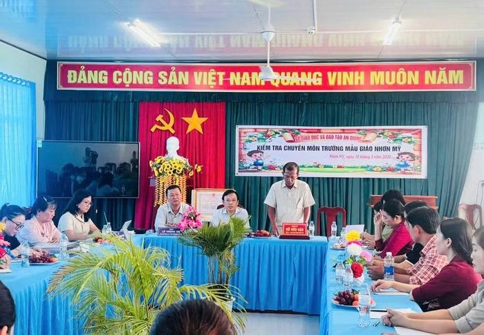 Quang cảnh buổi làm việc của đoàn tại Trường Mẫu giáo Nhơn Mỹ.