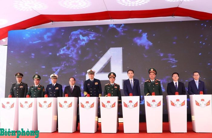 Bộ trưởng Bộ Quốc phòng hai nước cùng các đại biểu nhấn nút khởi công xây dựng Trạm Y tế hữu nghị xã Hải Sơn, tỉnh Quảng Ninh. Ảnh: Chiến Khu