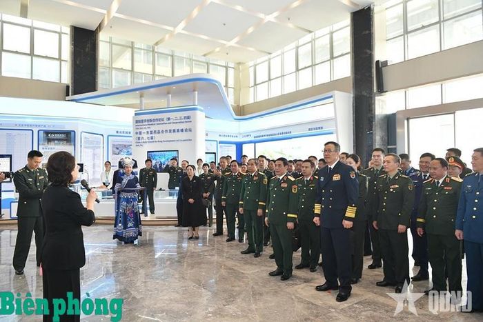 Bộ trưởng Bộ Quốc phòng hai nước cùng các đại biểu tham quan Khu thí điểm mở y học quốc tế Phòng Thành Cảng, thành phố Phòng Thành Cảng, Khu tự trị dân tộc Choang Quảng Tây (Trung Quốc). Ảnh: QĐND.VN