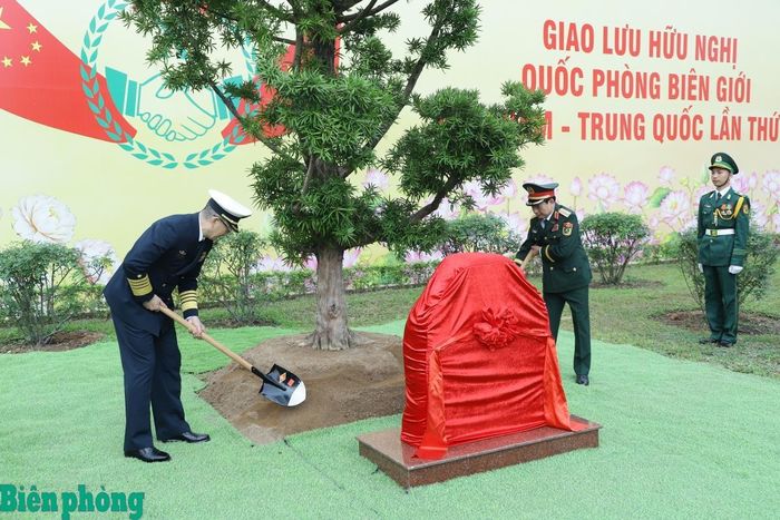 Đại tướng Phan Văn Giang, Ủy viên Bộ Chính trị, Phó Bí thư Quân ủy Trung ương, Bộ trưởng Bộ Quốc phòng Việt Nam và Thượng tướng Đổng Quân, Bộ trưởng Bộ Quốc phòng Trung Quốc trồng cây hữu nghị trong khuôn viên cửa khẩu quốc tế Móng Cái (tỉnh Quảng Ninh). Ảnh: Ngọc Lâm
