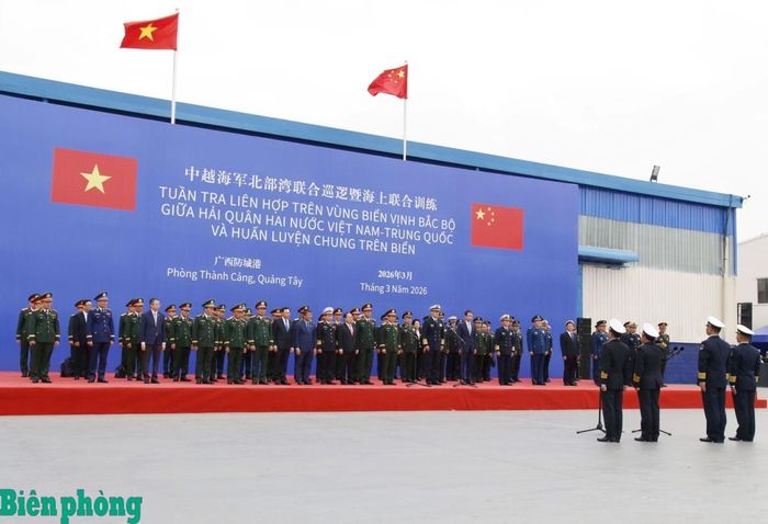 Đoàn đại biểu cấp cao Bộ Quốc phòng hai nước dự Lễ khởi hành tuần tra liên hợp, huấn luyện liên hợp trên vùng biển vịnh Bắc Bộ giữa Hải quân hai nước. Ảnh: CTV