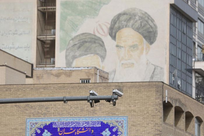Theo Reuters, có thời điểm Iran lắp đặt camera tại các địa điểm công cộng để nhận dạng và xử phạt phụ nữ không đeo mạng che mặt. Ảnh: WANA.