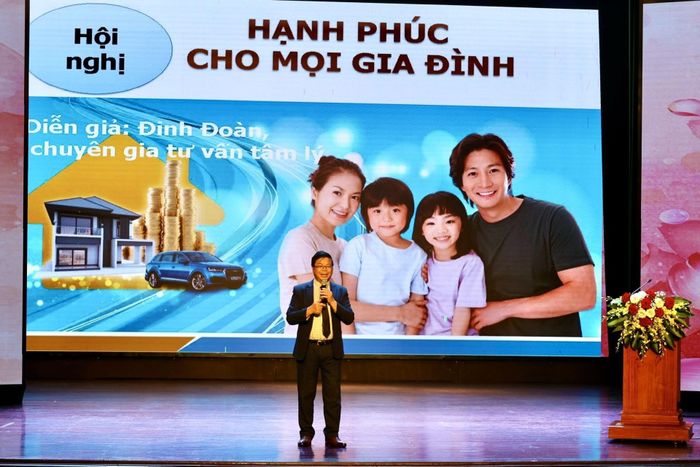 Tiến sĩ, Chuyên gia tâm lý Đinh Đoàn trực tiếp trao đổi, chia sẻ những nội dung chuyên sâu về chủ đề hạnh phúc.