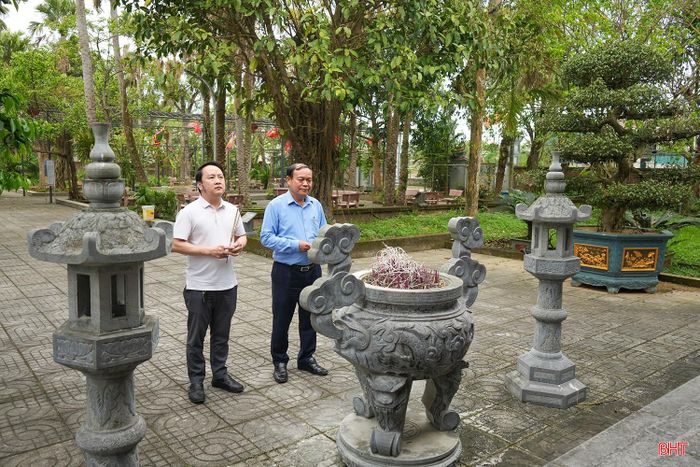 Ông Trần Bá Hoành (người áo xanh) - Phó Chủ tịch UBND xã Toàn Lưu cho biết: "Hằng năm, vào ngày 12/6 âm lịch, chính quyền địa phương, BQL di tích và Nhân dân tổ chức lễ giỗ Thái úy Tô Hiến Thành. Đây không chỉ là dịp tưởng nhớ công lao của bậc tiền nhân mà còn là ngày hội văn hóa, thu hút đông đảo người dân và du khách thập phương".