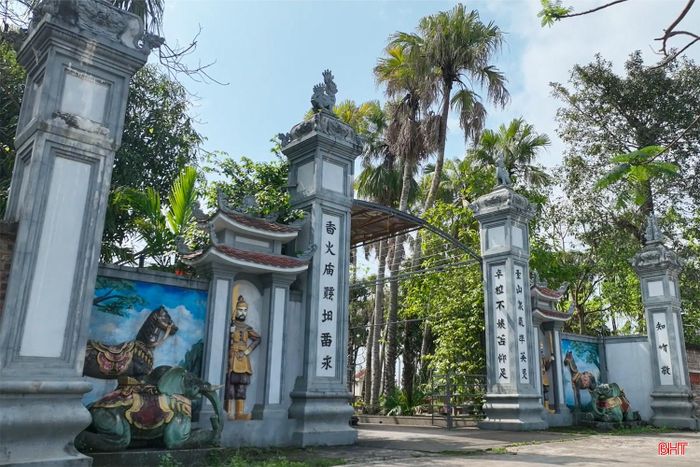 Tương truyền, miếu Mây được xây dựng từ đầu thế kỷ XVII. Trải qua hàng trăm năm cùng nhiều biến động lịch sử, ngôi miếu vẫn tồn tại như một chứng nhân thời gian, lưu giữ những câu chuyện gắn với vùng đất và con người nơi đây.