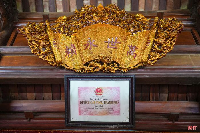 Không gian bên trong miếu nổi bật với bố trí trang nghiêm, những nét chạm khắc tinh xảo.
