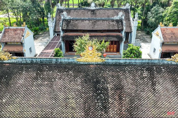 Kiến trúc mái ngói ngũ hài tạo nên nét đẹp cổ kính cho ngôi miếu.