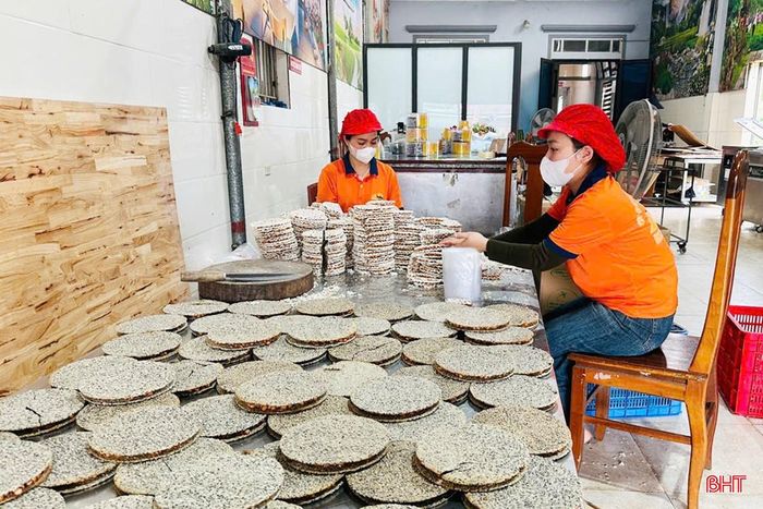 Theo anh Nguyễn Văn Mão – Giám đốc công ty cho biết: Ngoài phân phối cho các cửa hàng, thị trường chính của công ty là các trạm dừng nghỉ xe tại các tỉnh như: Hải Phòng, Hưng Yên, Ninh Bình, Thanh Hóa… Tháng 10/2025, từ cơ sở sản xuất “lên đời” công ty, chúng tôi tiếp cận được khách hàng lớn nhiều hơn, sản lượng cao hơn gấp đôi trước đó.