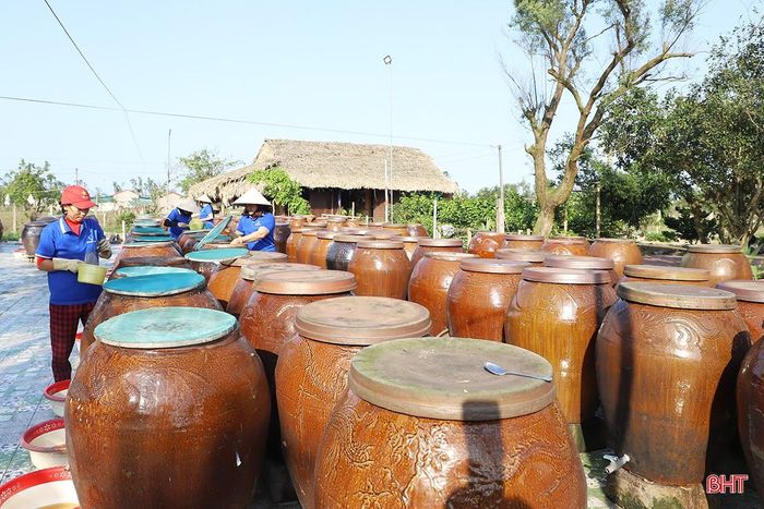Là sản phẩm công nghiệp nông thôn tiêu biểu cấp tỉnh, nước mắm của Cơ sở sản xuất nước mắm Hoa Tùng (xã Yên Hòa) ngày càng được người tiêu dùng trong và ngoài tỉnh tin tưởng lựa chọn. Trung bình mỗi năm, cơ sở cung ứng khoảng 20.000 lít ra thị trường.