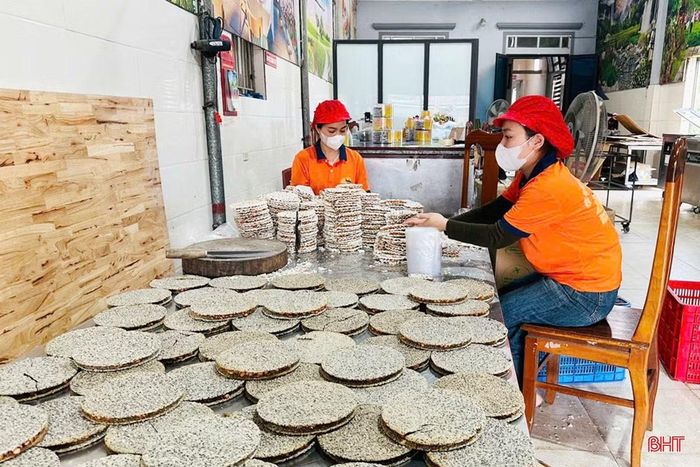  Theo anh Nguyễn Văn Mão – Giám đốc công ty cho biết: Ngoài phân phối cho các cửa hàng, thị trường chính của công ty là các trạm dừng nghỉ xe tại các tỉnh như: Hải Phòng, Hưng Yên, Ninh Bình, Thanh Hóa… Tháng 10/2025, từ cơ sở sản xuất “lên đời” công ty, chúng tôi tiếp cận được khách hàng lớn nhiều hơn, sản lượng cao hơn gấp đôi trước đó. 