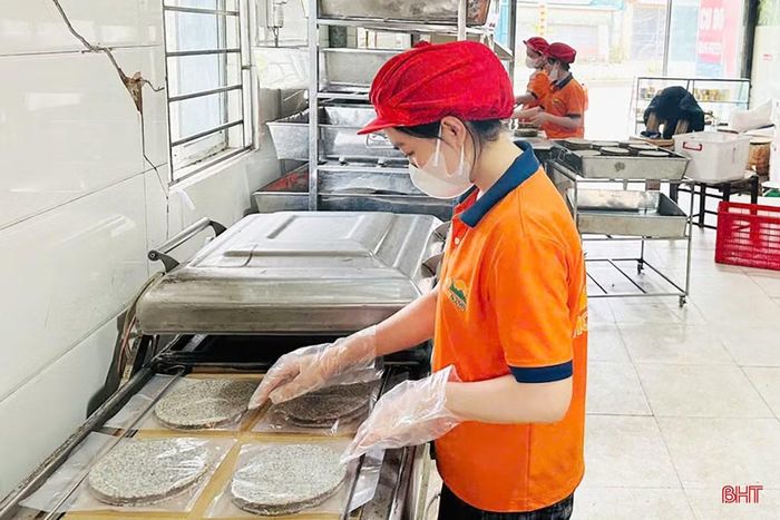 Không chỉ dừng lại ở phân phối, Công ty TNHH Sản xuất và kinh doanh thực phẩm Hoàng Nguyên đang ấp ủ kế hoạch tổ chức nấu kẹo trực tiếp tại các điểm dừng chân, giúp du khách trải nghiệm quy trình sản xuất. Đây là hướng đi mới nhằm kết hợp sản xuất với du lịch, gia tăng giá trị sản phẩm.