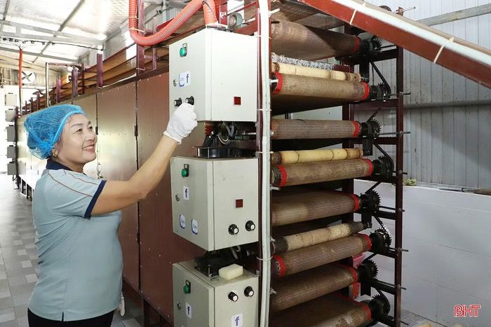Để đảm bảo sản lượng hàng hóa phục vụ thị trường, cơ sở đã đầu tư hệ thống sản xuất khép kín, kết hợp tráng và sấy bánh giúp tiết kiệm nhân công và cho nguồn hàng ổn định quanh năm.
