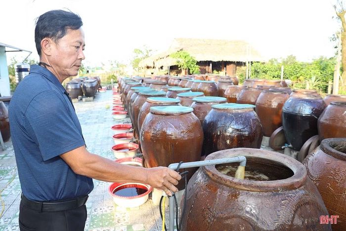  Vừa qua, cơ sở Hoa Tùng đã mua thêm 70 chiếc chum sành để chuẩn bị mở rộng quy mô cho vụ sản xuất mới. Ông Hoàng Tùng – chủ cơ sở Hoa Tùng cho biết: "Trước đây cơ sở có khoảng 150 chum sành ủ nước mắm theo phương pháp truyền thống, thời gian sản xuất kéo dài 18 tháng. Việc đầu tư thêm cơ sở vật chất không chỉ giúp tăng sản lượng mà còn đảm bảo giữ vững chất lượng đặc trưng của sản phẩm". 