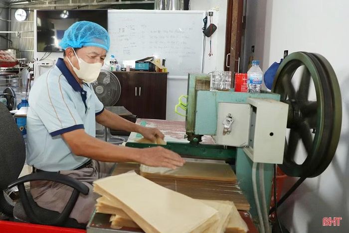 Không chỉ lan tỏa trong nước, sản phẩm bánh ram của Cơ sở sản xuất bánh ram Anh Thu (phường Hà Huy Tập) đã xuất khẩu đi nhiều quốc gia từ mấy năm nay.