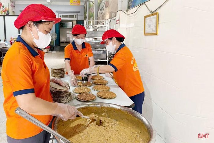 Tại Công ty TNHH Sản xuất và kinh doanh thực phẩm Hoàng Nguyên (xã Hương Khê), hoạt động sản xuất kẹo cu đơ cũng diễn ra nhộn nhịp. Nhờ xây dựng được thương hiệu và chất lượng trên thị trường, trung bình mỗi tháng công ty bán ra 18.000 hộp bánh cu đơ.