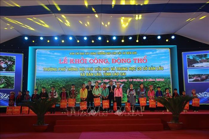 Phó Thủ tướng Lê Thành Long và Bí thư tỉnh ủy Lào Cai Dương Quốc Huy trao quà cho học sinh nghèo xã Bản Lầu. Ảnh: Hồng Ninh/TTXVN