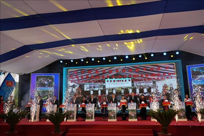 Phó Thủ tướng Lê Thành Long cùng lãnh đạo tỉnh Lào Cai bấm nút khởi công, động thổ công trình. Ảnh: Hồng Ninh/TTXVN