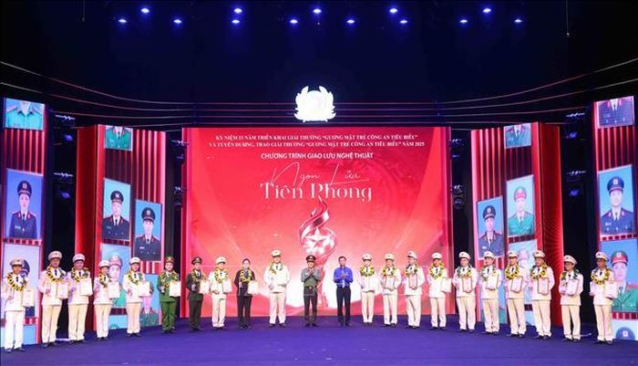 Đại tướng Lương Tam Quang, Bộ trưởng Bộ Công an và Ủy viên Dự khuyết Trung ương Đảng, Bí thư Thường trực Trung ương Đoàn Nguyễn Minh Triết tuyên dương, trao giải thưởng “Gương mặt trẻ Công an tiêu biểu” năm 2025. Ảnh: Phạm Kiên/TTXVN