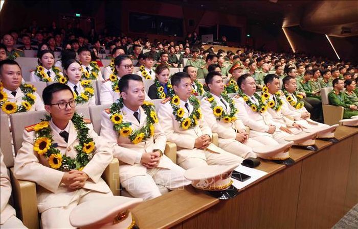 Đoàn viên, thanh niên Công an nhân dân tiêu biểu dự chương trình. Ảnh: Phạm Kiên/TTXVN