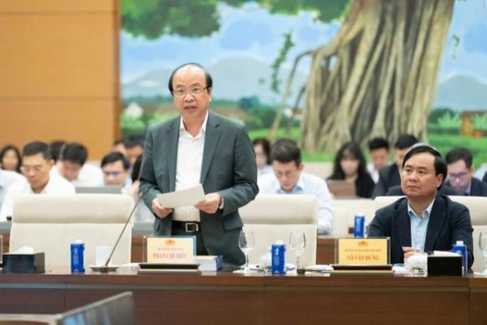 Thứ trưởng Bộ Tư pháp Phan Chí Hiếu thuyết trình về nội dung cơ bản của dự thảo Luật Thủ đô (sửa đổi). Ảnh: Quốc hội.