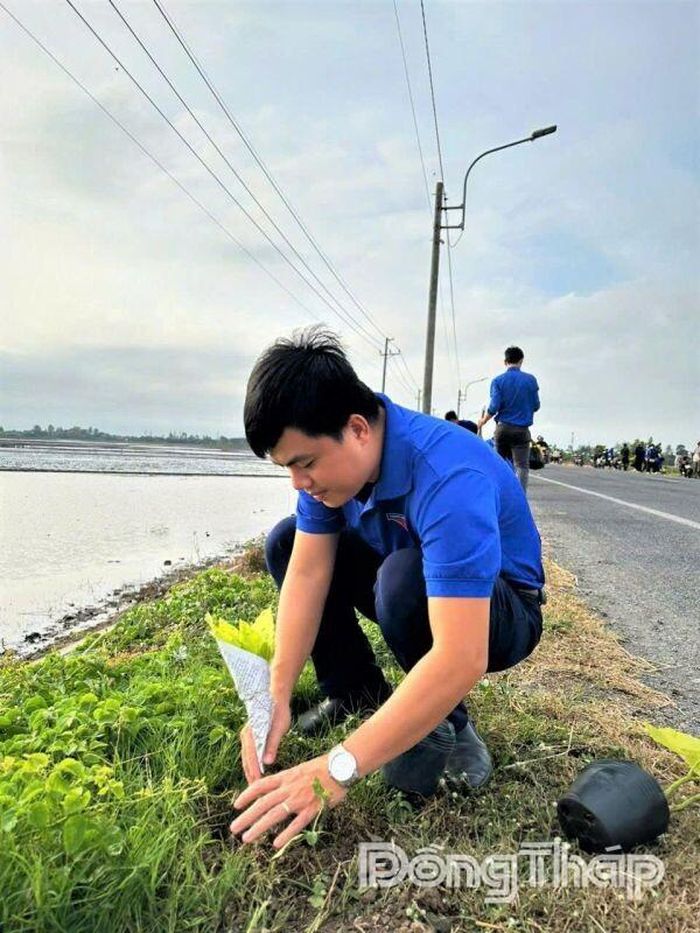 Thầy Đoàn tham gia hoạt động trồng cây tuyến đường kiểu mẫu An Bình.