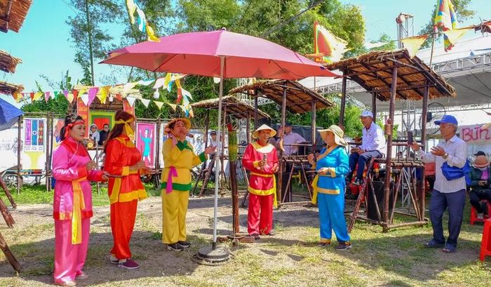  Hội đánh bài chòi dân gian phục vụ du khách trẩy hội Chùa Bà - Cảng thị Nước Mặn. Ảnh: Ngọc Nhuận 