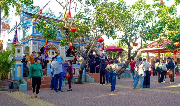  Lễ hội thu hút đông đảo người dân và khách thập phương về chùa Bà dâng hương, trẩy hội. Ảnh: Ngọc Nhuận 