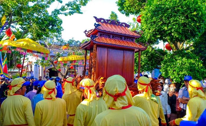  Nghi lễ nghinh thần rước sắc, rước biểu trưng ngư - tiều - canh - mục. Ảnh: Ngọc Nhuận 