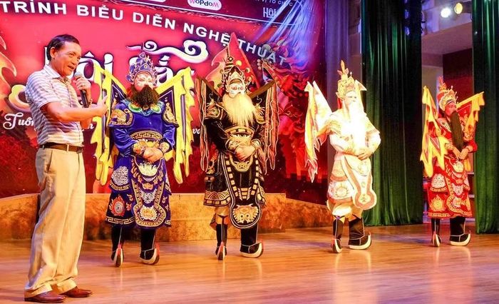 Nghệ sĩ Nhân dân Minh Ngọc (bìa trái) giới thiệu về phục trang, hóa trang và vũ đạo trong tiết mục múa Trình tường cho sinh viên Trường Cao đẳng FPT Polytechnic TP Hồ Chí Minh. Ảnh: Ngọc Nhuận 