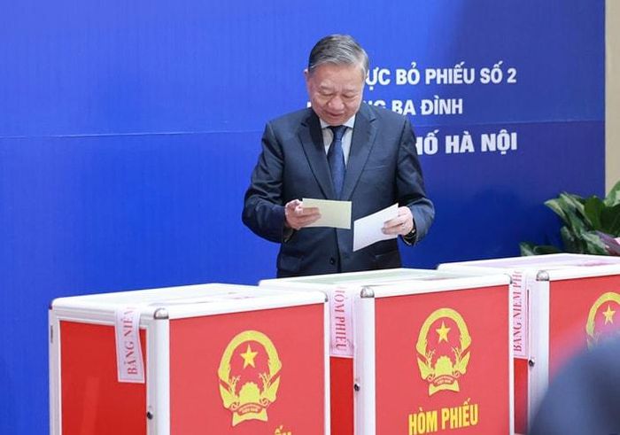 Tổng Bí thư Tô Lâm bỏ phiếu bầu cử đại biểu Quốc hội khóa XVI và đại biểu HĐND các cấp nhiệm kỳ 2026-2031. Ảnh: VGP/Nhật Bắc