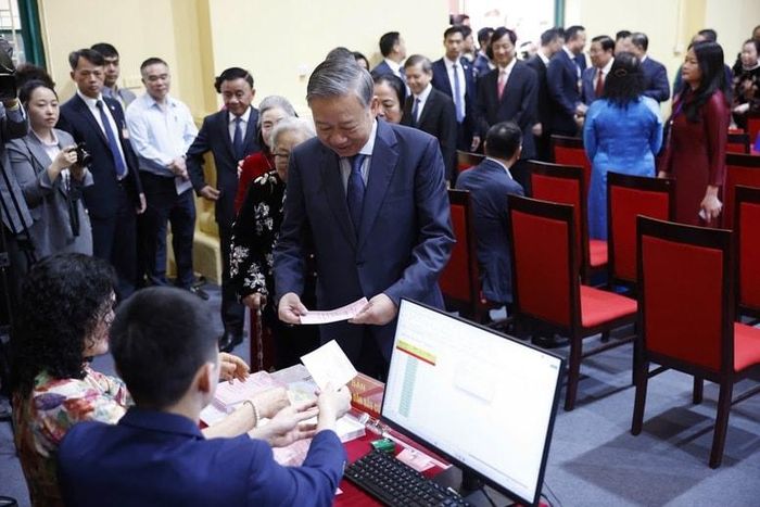 Tổng Bí thư Tô Lâm hoàn thành các thủ tục để thực hiện quyền và nghĩa vụ công dân của mình trong ngày hội non sông. Ảnh: VGP/Nhật Bắc