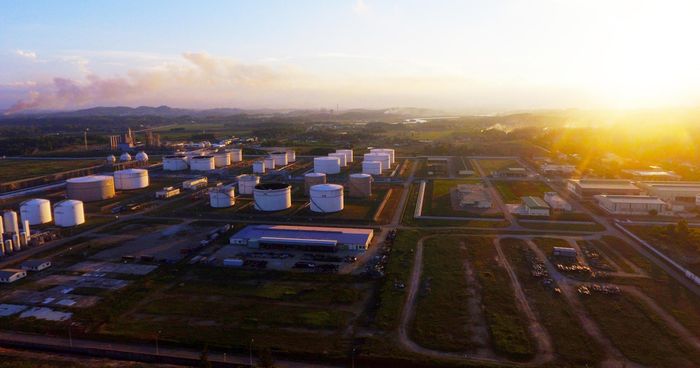 Tổng giám đốc BSR Nguyễn Việt Thắng cho biết, Nhà máy Lọc dầu Dung Quất đang sử dụng 30 - 35% dầu thô nguyên liệu nhập khẩu, chủ yếu từ Tây Phi, khu vực Địa Trung Hải, Mỹ và một phần từ Trung Đông. Trước bất ổn chính trị tại Trung Đông, đơn vị chủ động nâng mức tồn kho, điều hành sản xuất linh hoạt theo nhu cầu thị trường.