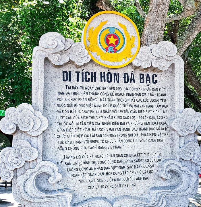 Bia di tích hòn Đá Bạc.