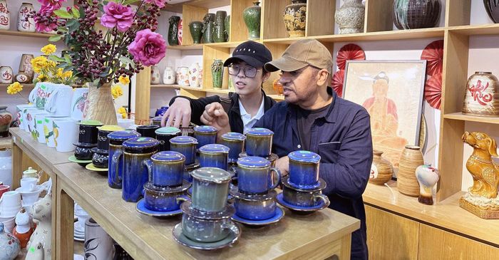 Khách du lịch quốc tế tham quan làng nghề gốm Bát Tràng. Ảnh: Hoài Nam