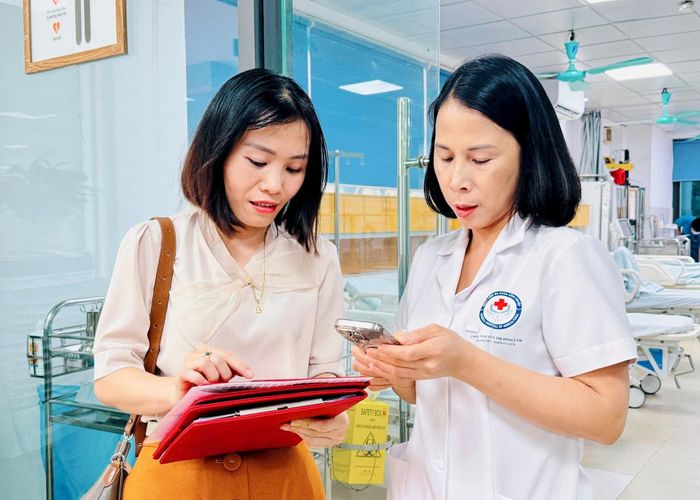 Cán bộ y tế trao đổi nghiệp vụ. Ảnh: Bảo Thoa