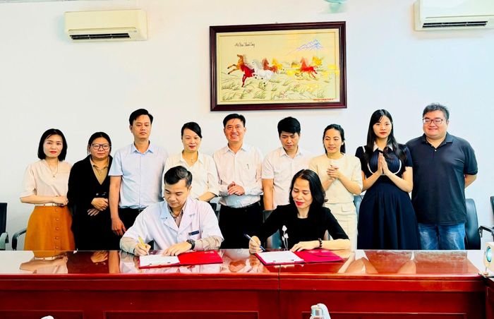 Bệnh viện Đa khoa Nông nghiệp và Trạm Y tế xã Nam Phù ký kết chương trình hợp tác toàn diện giai đoạn 2026-2030. Ảnh: Bảo Thoa