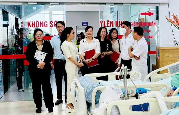 Lãnh đạo hai đơn vị tham quan các phòng bệnh. Ảnh: Phương Xuyến