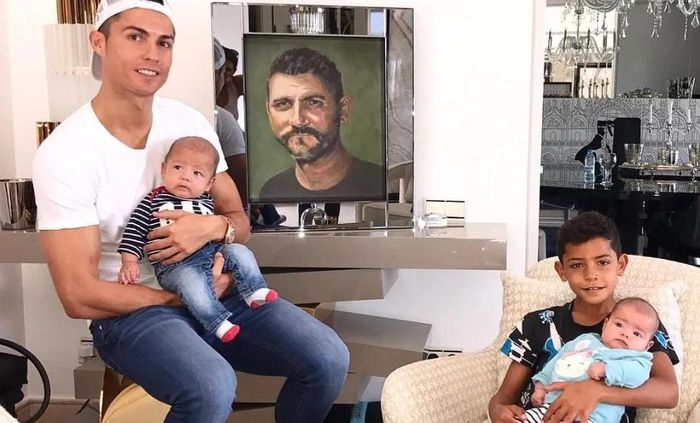  Ronaldo có mối quan hệ không trọn vẹn với người cha. 