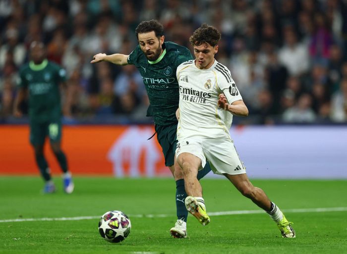  Tài năng 18 tuổi Thiago Pitarch (phải) ra mắt ở Champions League. Ảnh: Reuters. 