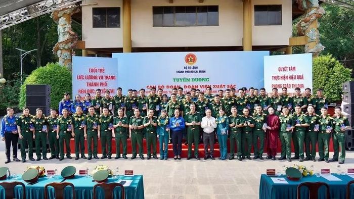 Tuyên dương 95 cán bộ Đoàn, đoàn viên tiêu biểu. (Ảnh: NGUYÊN PHÚ)