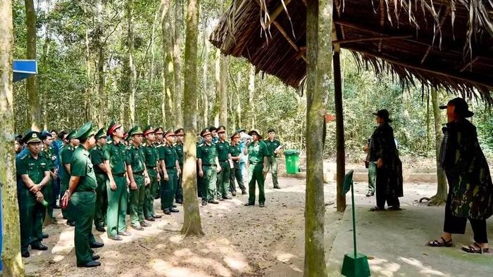 Tham quan Khu di tích lịch sử Địa đạo Củ Chi.