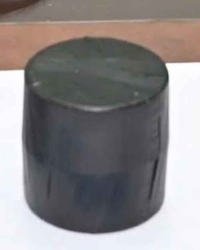 Hộp nhựa đựng thiên thạch giả.