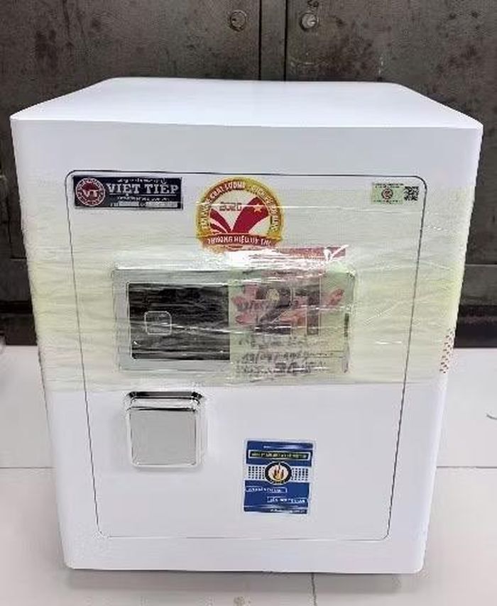 Két sắt đựng thiên thạch giả.
