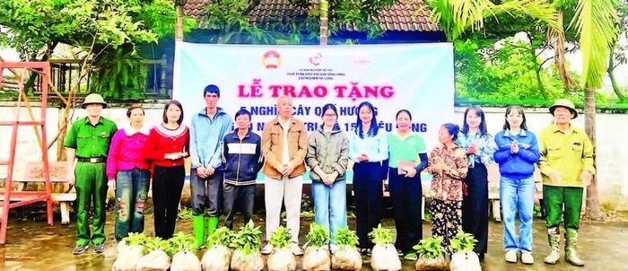 Trao tặng cây quế giống cho hộ nghèo. (Ảnh KHÁNH HUYỀN)