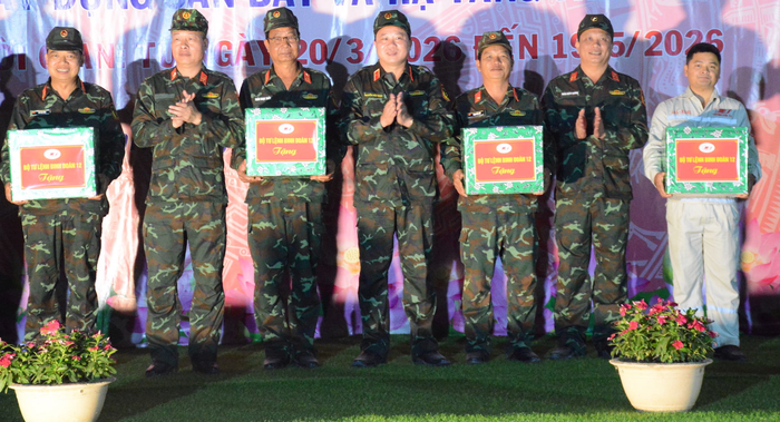 Lãnh đạo Binh đoàn 12 tặng quà các đơn vị.