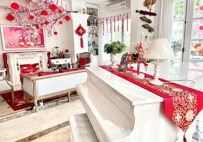 Ngoài bộ sofa cỡ lớn, Minh Khang - Thúy Hạnh còn đặt một chiếc đàn ngay lối vào để Minh Khang và các con gái chơi nhạc mỗi khi rảnh rỗi. Ảnh: FBNV